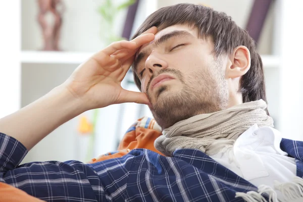 Zieke man met hoofdpijn — Stockfoto
