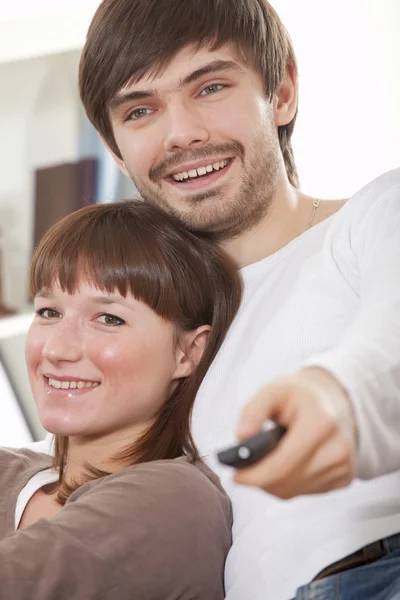 Mann und Frau vor dem Fernseher — Stockfoto