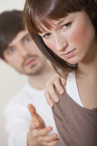 Casal Infeliz Homem Segurando Mulher Seu Ombro — Fotografia de Stock