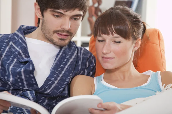 Young Couple Bed Reading Book Together — Stock Photo, Image