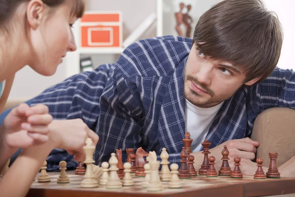 男人和女人在家里下棋 — 图库照片