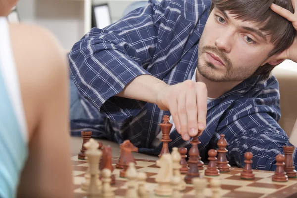 Pareja jugando ajedrez en casa — Foto de Stock