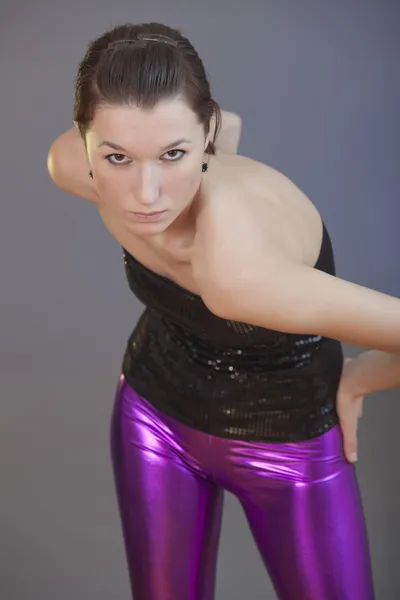 Junges Partygirl Glänzenden Leggings Posiert Vor Grauem Hintergrund — Stockfoto