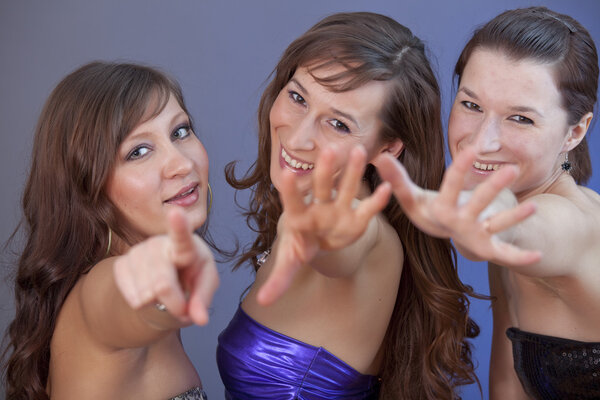 Танцующие девушки
