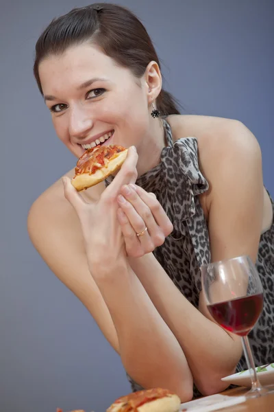 Frau hält Pizza in der Hand — Stockfoto