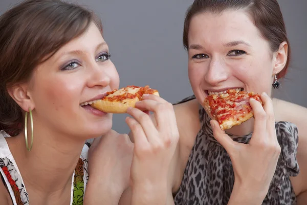 友達がピザを食べる — ストック写真