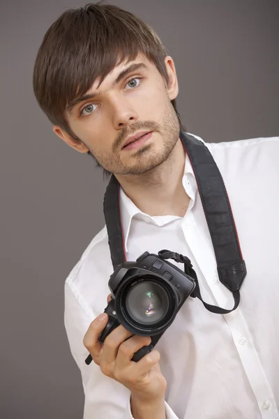 Fotógrafo Masculino Com Câmera Sobre Fundo Cinza — Fotografia de Stock