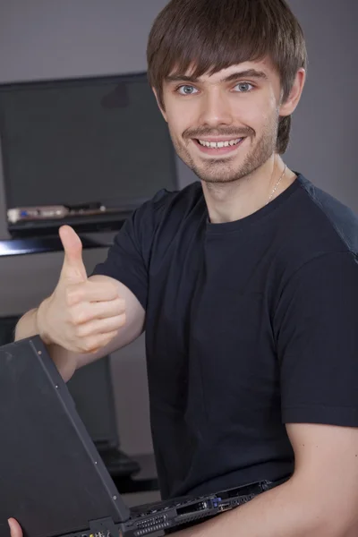 Komputer Obsługuje Szczęśliwy Technika Mężczyzna Wyświetlono Kciuk — Zdjęcie stockowe
