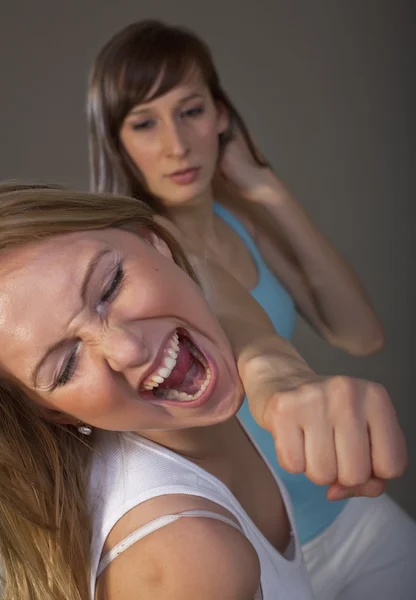 Heftiger Faustschlag Ins Gesicht Zwei Frauen Prügeln Und Werfen Faustschläge — Stockfoto