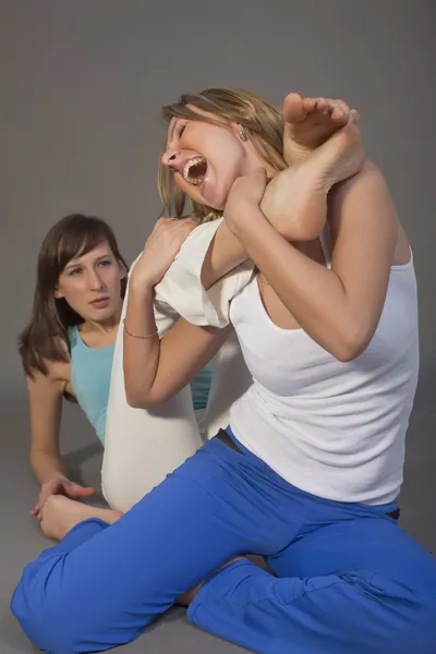 Zwei aggressive Frauen kämpfen — Stockfoto
