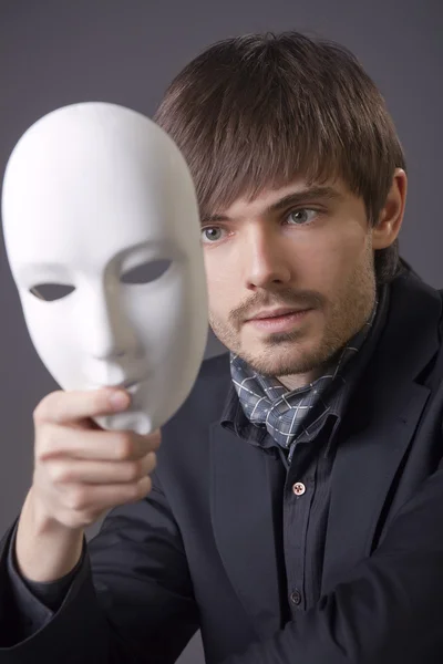 Modemann Versteckt Sein Gesicht Unter Weißer Maske — Stockfoto