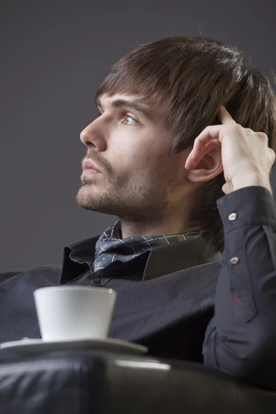 Myślący Człowiek Siedzący Fotelu Filiżanka Kawy — Zdjęcie stockowe
