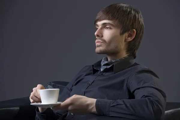 Гордий чоловік з чашкою кави — стокове фото