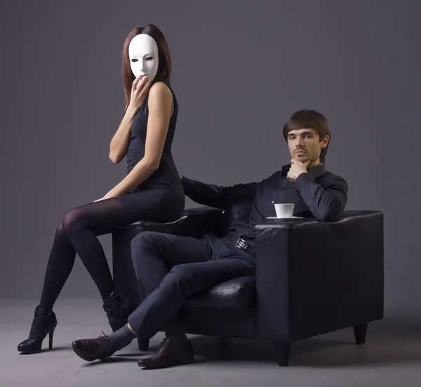 Arroganter Mann Und Maskierte Frau Stuhl Vor Grauem Hintergrund — Stockfoto
