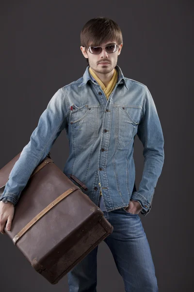 Trendiger Mann Mit Altem Koffer Vor Grauem Hintergrund — Stockfoto