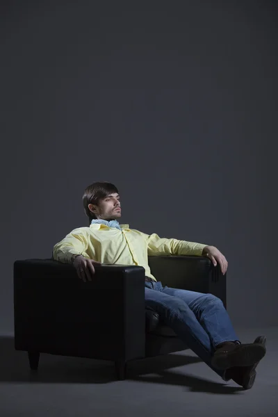 Super Moda Mężczyzna Siedzący Fotelu Dumny Twarz Wyrażenie — Zdjęcie stockowe