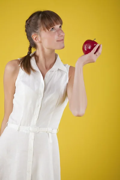 Kobieta Trzyma Jabłko Owoce Wyobrażając Sobie Żółtym Tle — Zdjęcie stockowe