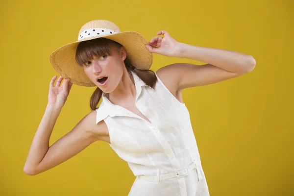 Удивлённая женщина в летней шляпе — стоковое фото