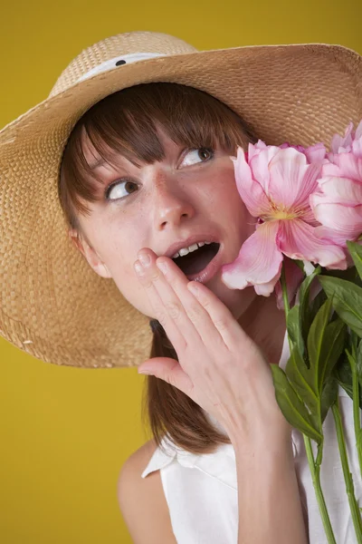 Überraschte Frau Mit Sommermütze Und Blumen Auf Gelbem Hintergrund — Stockfoto