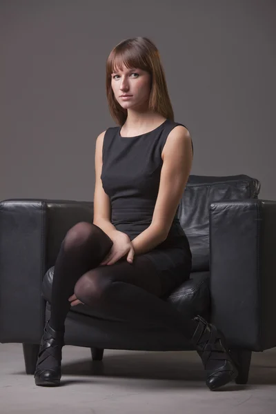 Vrouw in stoel — Stockfoto