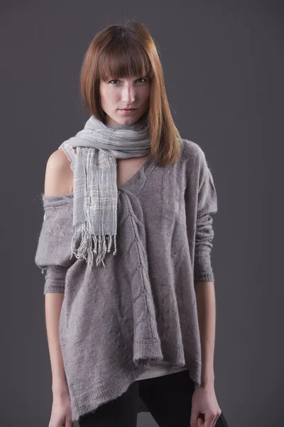 Mujer de moda en suéter — Foto de Stock