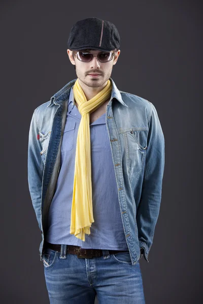灰色の背景上のデニムの服のファッション男 — ストック写真