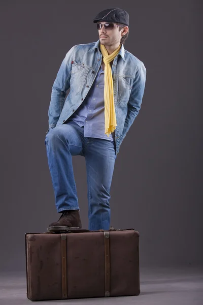Uomo in denim con valigia — Foto Stock