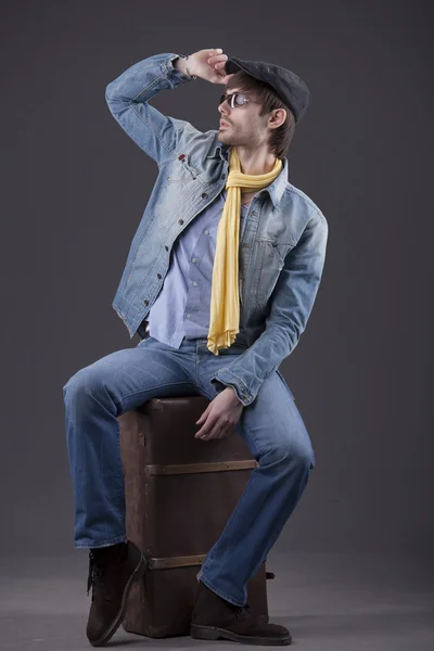 Modemann Jeanskleidung Sitzt Auf Altem Koffer — Stockfoto