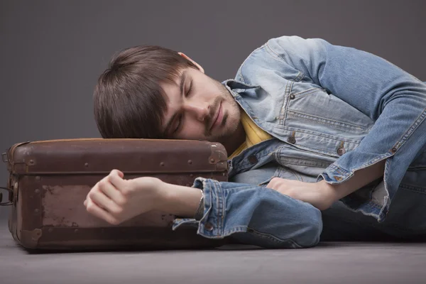 Man slapen op koffer — Stockfoto