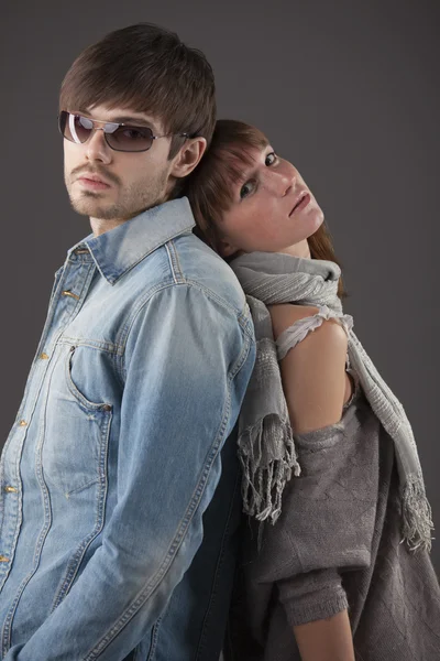 Modisches Paar Posiert Studio Vor Grauem Hintergrund — Stockfoto