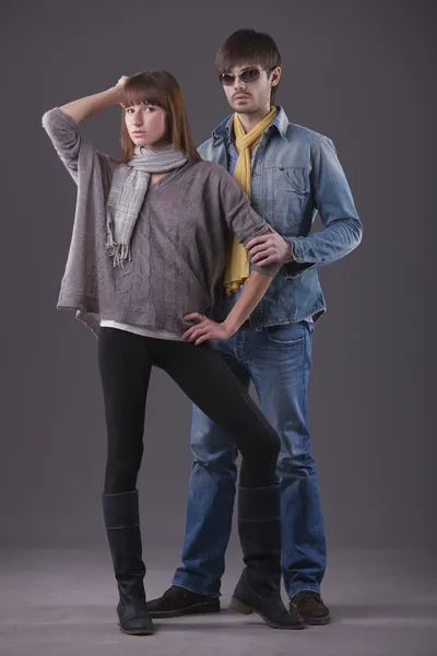 灰色の背景上の男と女でポーズをとって春のファッションの服 — ストック写真