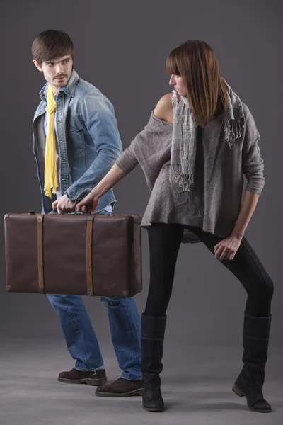 年轻的男人和女人打架的手提箱 — 图库照片