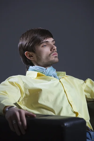 Hombre Orgulloso Sentado Una Silla Cuero — Foto de Stock