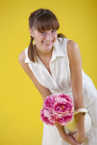 Zomer vrouw met bloemen — Stockfoto