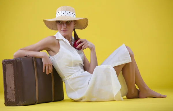 Junge Frau Mit Hut Altem Koffer Und Apfel — Stockfoto