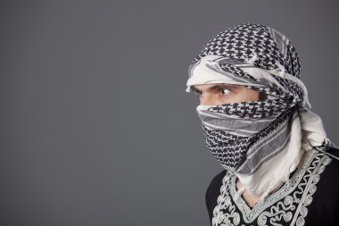 İslami başörtüsü gri arka plan üzerine adam portresi