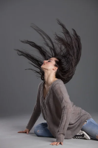 Bailarina Balanceándose Pelo Sobre Fondo Gris —  Fotos de Stock