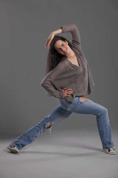 Žena Civilu Tanec Nad Šedé Pozadí — Stock fotografie