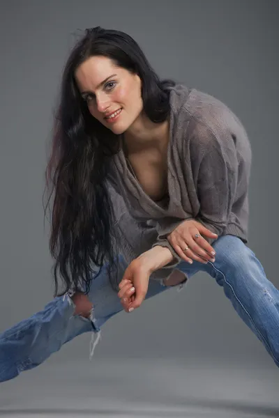 Kvinna i jeans med hål — Stockfoto