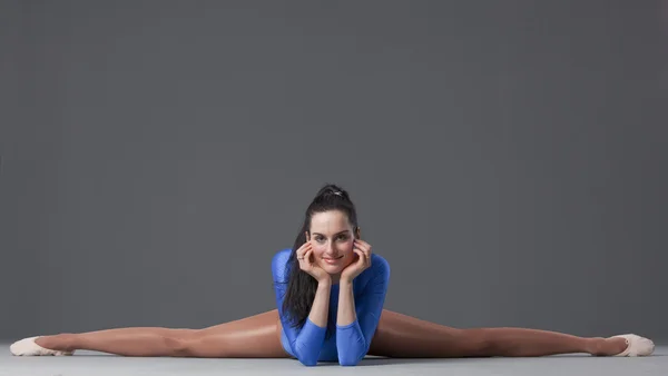Leende Kvinna Gymnast Splittringar Pose Marken — Stockfoto