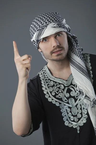 Hombre Árabe Con Gesto Advertencia Sobre Fondo Gris — Foto de Stock