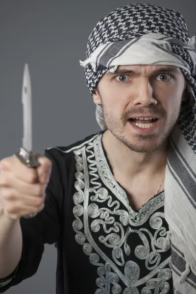 Zły człowiek arabski z nożem — Zdjęcie stockowe
