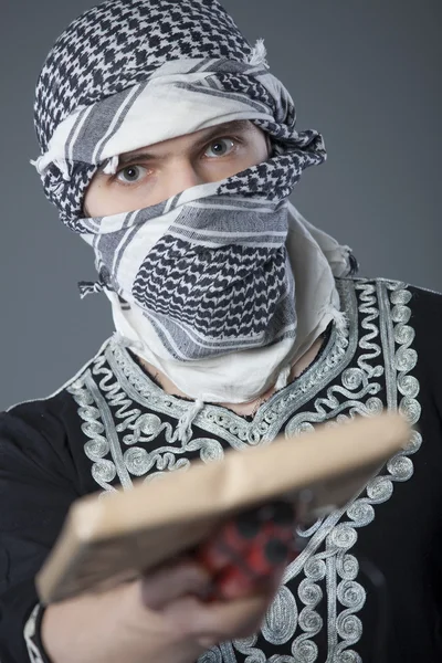スカーフを頭に被弾した男性テロリスト — ストック写真