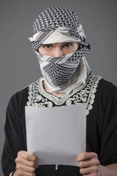 灰色の背景に対するスカーフ読み取り要求のテロリスト — ストック写真