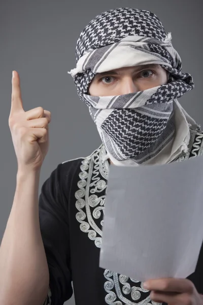 戴头巾的恐怖分子对纸张的阅读要求 — 图库照片