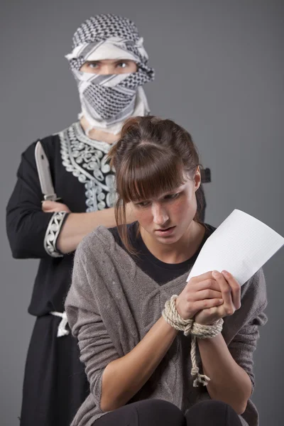 Mulher refém e terrorista — Fotografia de Stock