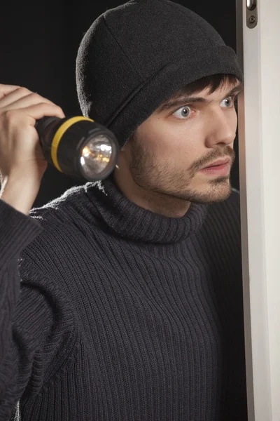Hırsız Odasına Arıyorum Cep Lambalı — Stok fotoğraf