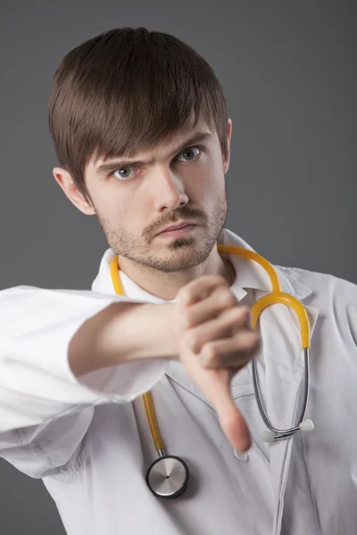 Lekarz z kciuk w dół znak — Zdjęcie stockowe