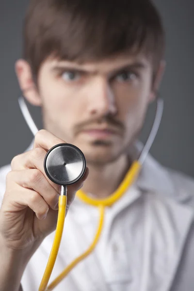 Läkare som använder stetoskop — Stockfoto