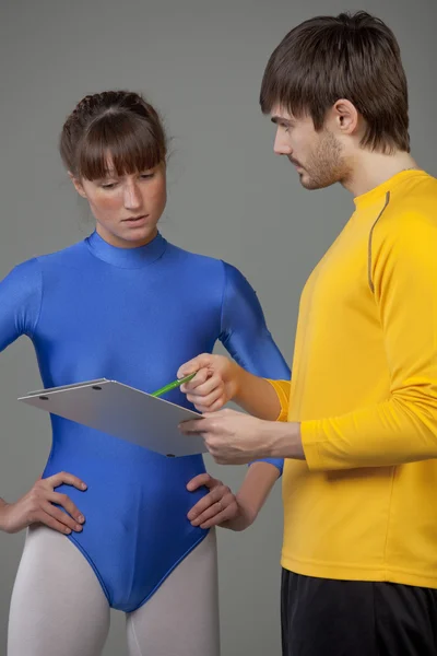 Personal trainer giving instructions — Stock Photo, Image